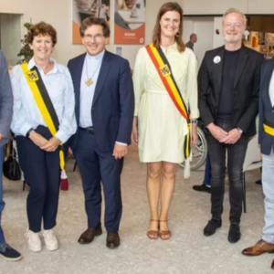 Groepsfoto: vlnr. Dave Vannieuwenhuyse (pastoor van Ardooie), Terry Callens (Voorzitter Bijzonder Comité Sociale Dienst), mgr. Lode Aerts (bisschop van Brugge), Véronique Buyck (burgemeester), Renaat Lemey (directeur van BEN) en Krist Soenens (eerste schepen)