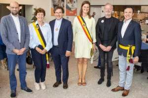 Groepsfoto: vlnr. Dave Vannieuwenhuyse (pastoor van Ardooie), Terry Callens (Voorzitter Bijzonder Comité Sociale Dienst), mgr. Lode Aerts (bisschop van Brugge), Véronique Buyck (burgemeester), Renaat Lemey (directeur van BEN) en Krist Soenens (eerste schepen)